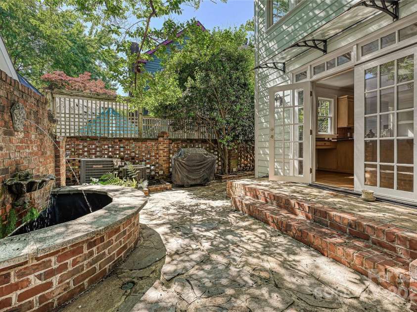 402 8th Street, Charlotte, NC 28202.  MLS# CAR4259156, YatesRealty ID 18493. 