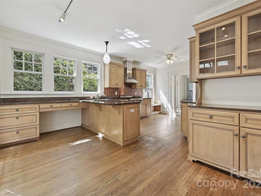 402 8th Street, Charlotte, NC 28202.  MLS# CAR4259156, YatesRealty ID 18493. 