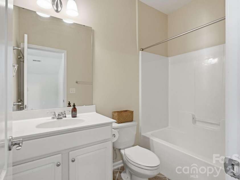 415 Presidio Drive, Rock Hill, SC 29732.  MLS# CAR4374288, YatesRealty ID 18494. Upper level Full bath