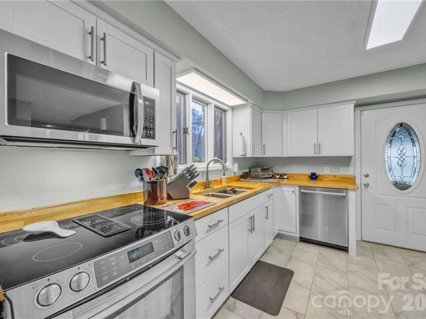 139 Alpine Drive, Wilkesboro, NC 28697.  MLS# CAR4361338, YatesRealty ID 18497. 