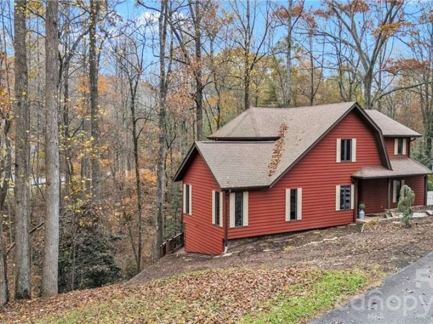 139 Alpine Drive, Wilkesboro, NC 28697.  MLS# CAR4361338, YatesRealty ID 18497. 