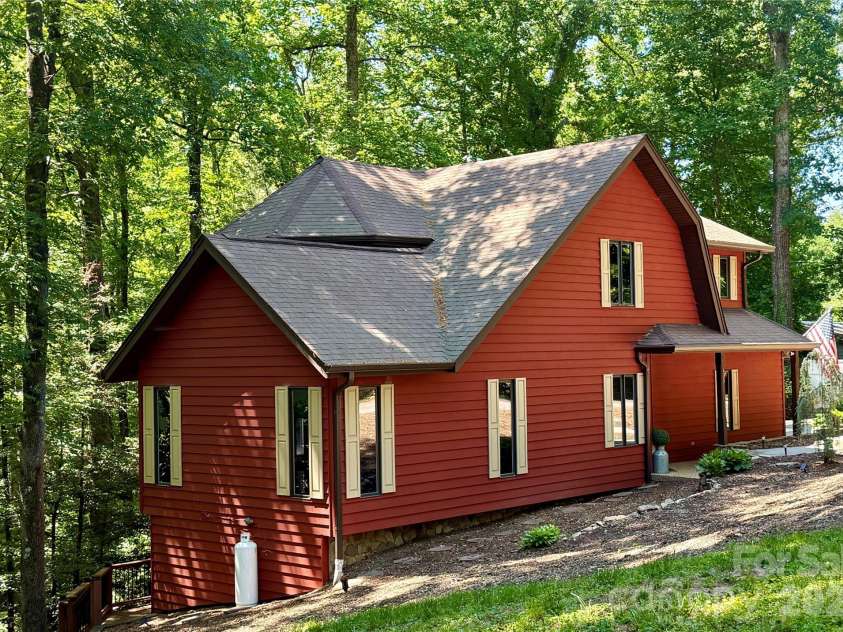 139 Alpine Drive, Wilkesboro, NC 28697.  MLS# CAR4361338, YatesRealty ID 18497. 