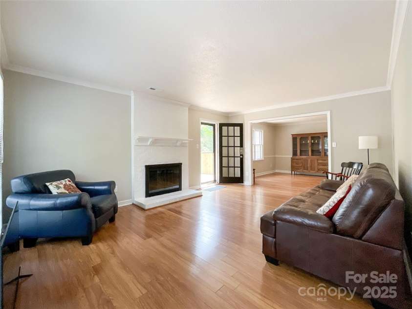 2619 Quailrush Road, Charlotte, NC 28226.  MLS# CAR4264373, YatesRealty ID 18497. Living room