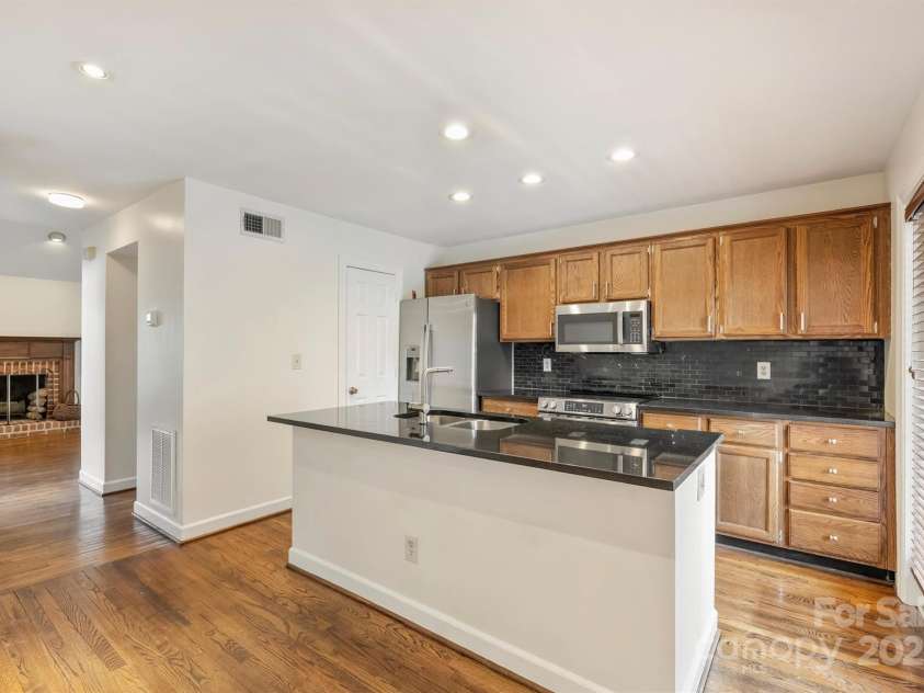 309 Settlers Lane, Charlotte, NC 28202.  MLS# CAR4221059, YatesRealty ID 18500. 