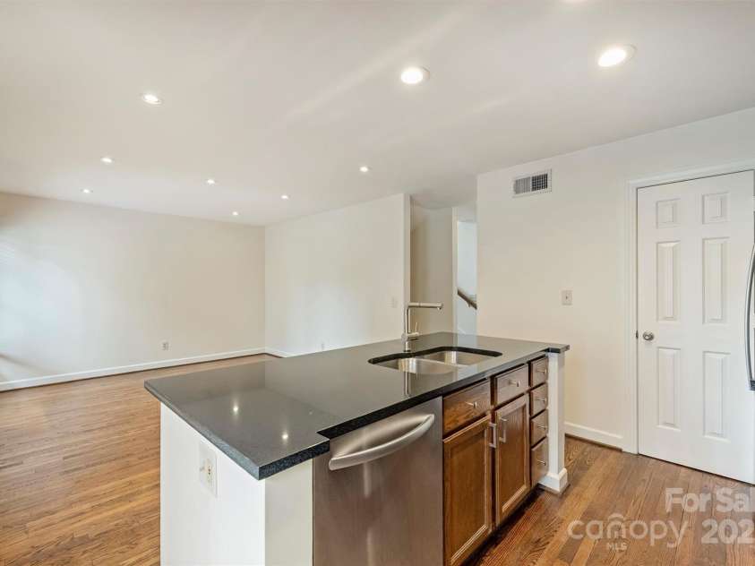 309 Settlers Lane, Charlotte, NC 28202.  MLS# CAR4221059, YatesRealty ID 18500. 