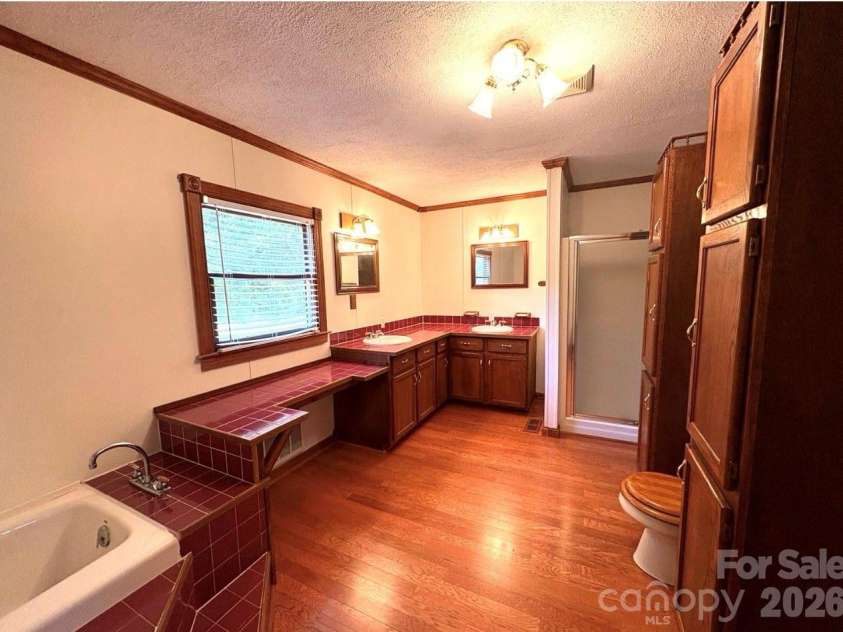 3253 US 70 Highway, Marion, NC 28752.  MLS# CAR4335999, YatesRealty ID 18502. Upper Bath