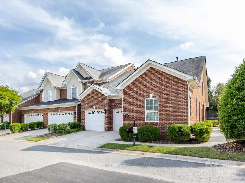 140 Villa Lake Drive, Fort Mill, SC 29708.  MLS# CAR4253945, YatesRealty ID 18503. Welcome Home !