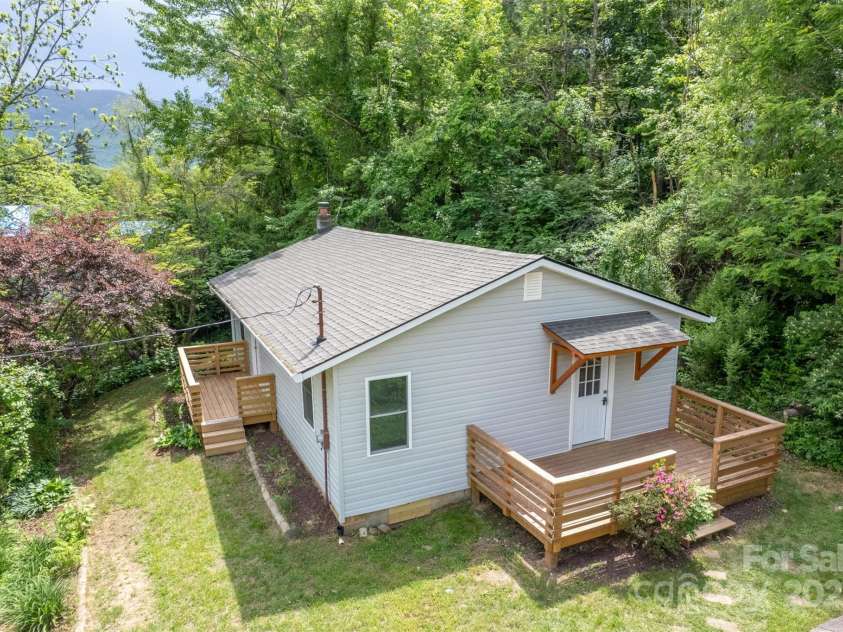 307 Hawthorne Avenue, Swannanoa, NC 28778.  MLS# CAR4288660, YatesRealty ID 18505. 