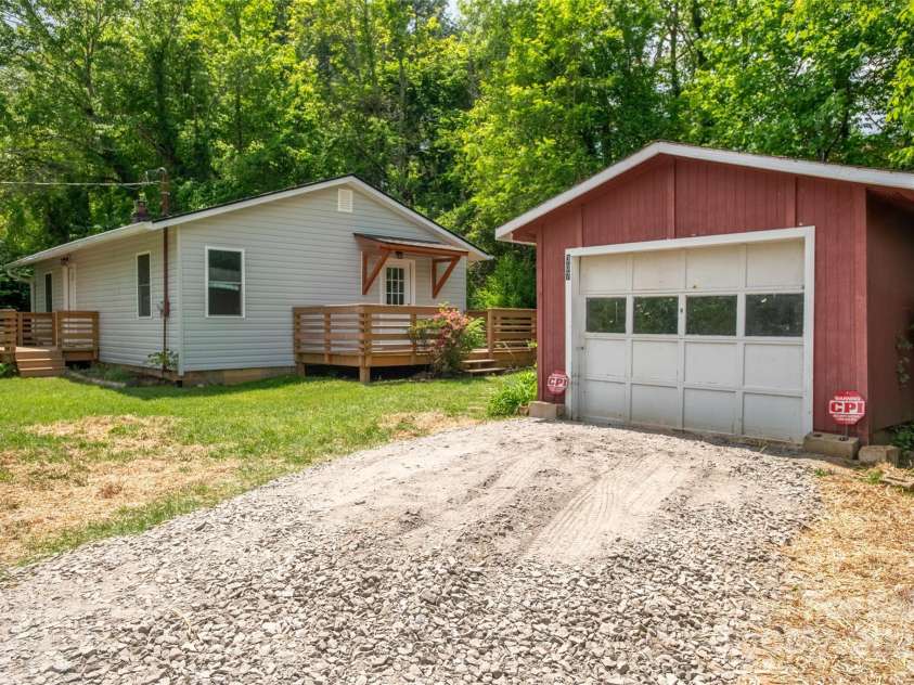 307 Hawthorne Avenue, Swannanoa, NC 28778.  MLS# CAR4288660, YatesRealty ID 18505. 