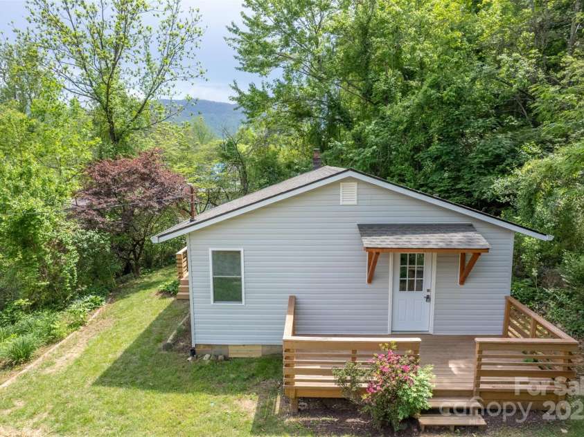 307 Hawthorne Avenue, Swannanoa, NC 28778.  MLS# CAR4288660, YatesRealty ID 18505. 