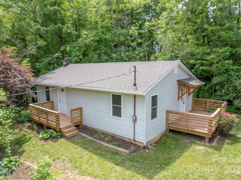 307 Hawthorne Avenue, Swannanoa, NC 28778.  MLS# CAR4288660, YatesRealty ID 18505. 