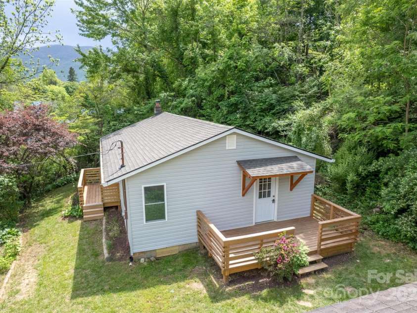 307 Hawthorne Avenue, Swannanoa, NC 28778.  MLS# CAR4288660, YatesRealty ID 18505. 