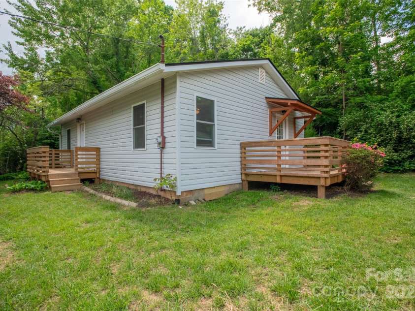 307 Hawthorne Avenue, Swannanoa, NC 28778.  MLS# CAR4288660, YatesRealty ID 18505. 
