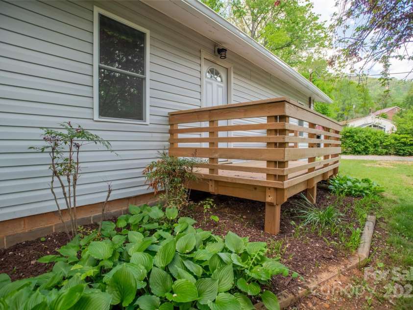 307 Hawthorne Avenue, Swannanoa, NC 28778.  MLS# CAR4288660, YatesRealty ID 18505. 