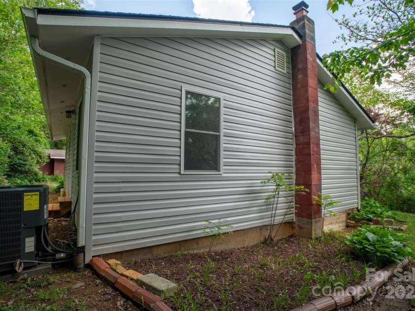 307 Hawthorne Avenue, Swannanoa, NC 28778.  MLS# CAR4288660, YatesRealty ID 18505. 