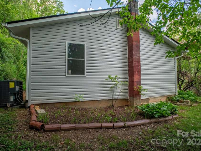 307 Hawthorne Avenue, Swannanoa, NC 28778.  MLS# CAR4288660, YatesRealty ID 18505. 