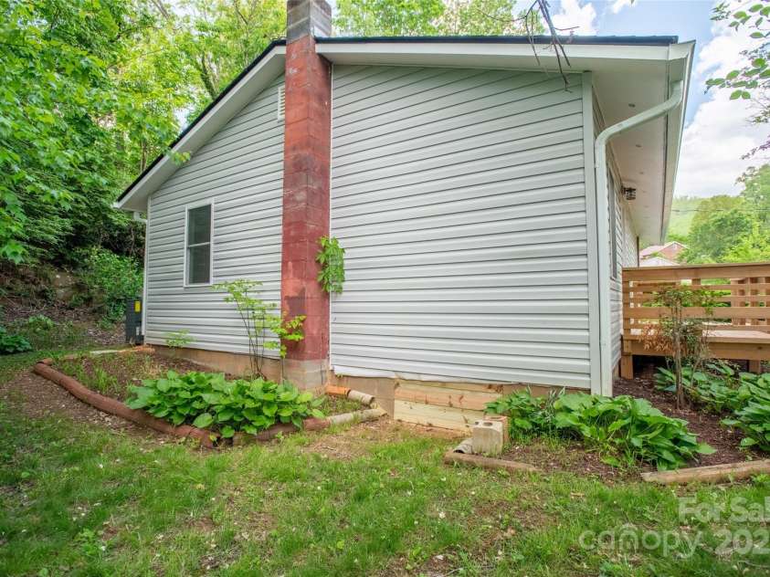 307 Hawthorne Avenue, Swannanoa, NC 28778.  MLS# CAR4288660, YatesRealty ID 18505. 