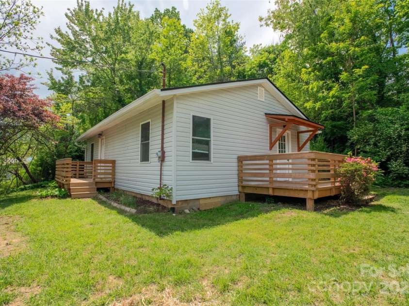 307 Hawthorne Avenue, Swannanoa, NC 28778.  MLS# CAR4288660, YatesRealty ID 18505. 
