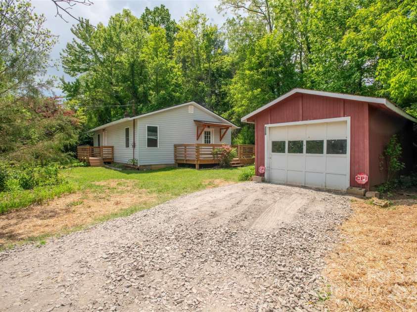 307 Hawthorne Avenue, Swannanoa, NC 28778.  MLS# CAR4288660, YatesRealty ID 18505. 