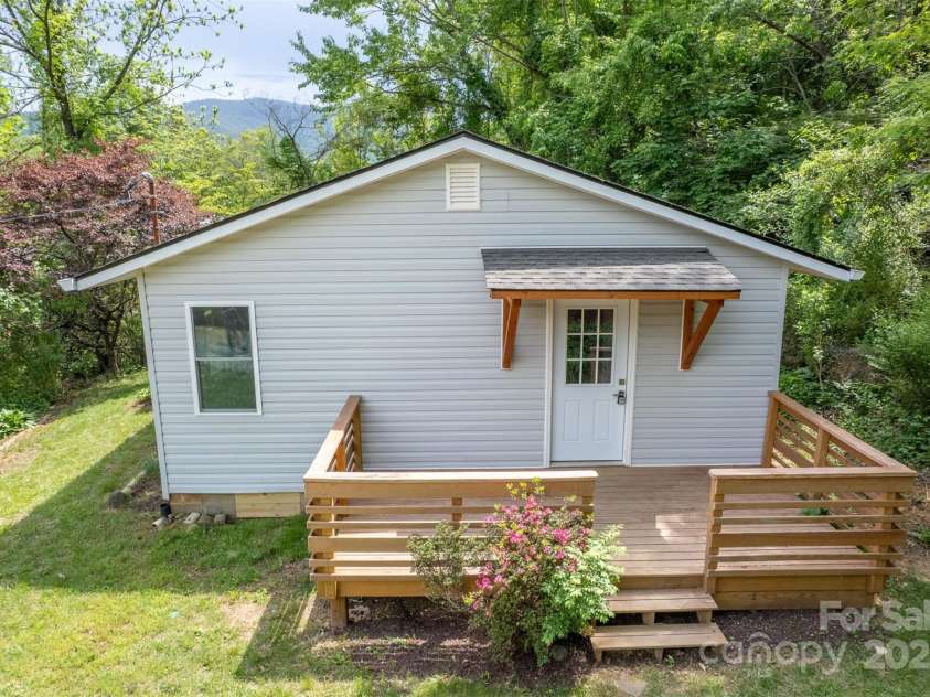 307 Hawthorne Avenue, Swannanoa, NC 28778.  MLS# CAR4288660, YatesRealty ID 18505. 