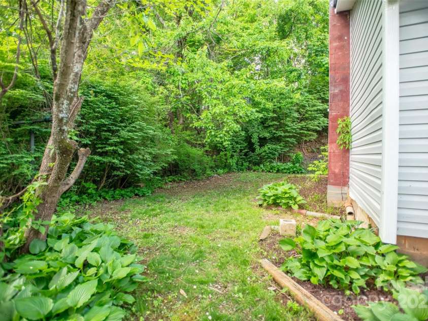 307 Hawthorne Avenue, Swannanoa, NC 28778.  MLS# CAR4288660, YatesRealty ID 18505. 