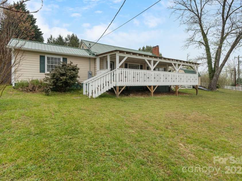 591 Oak Street, Marion, NC 28752.  MLS# CAR4253110, YatesRealty ID 18506. 591 E Oak Street