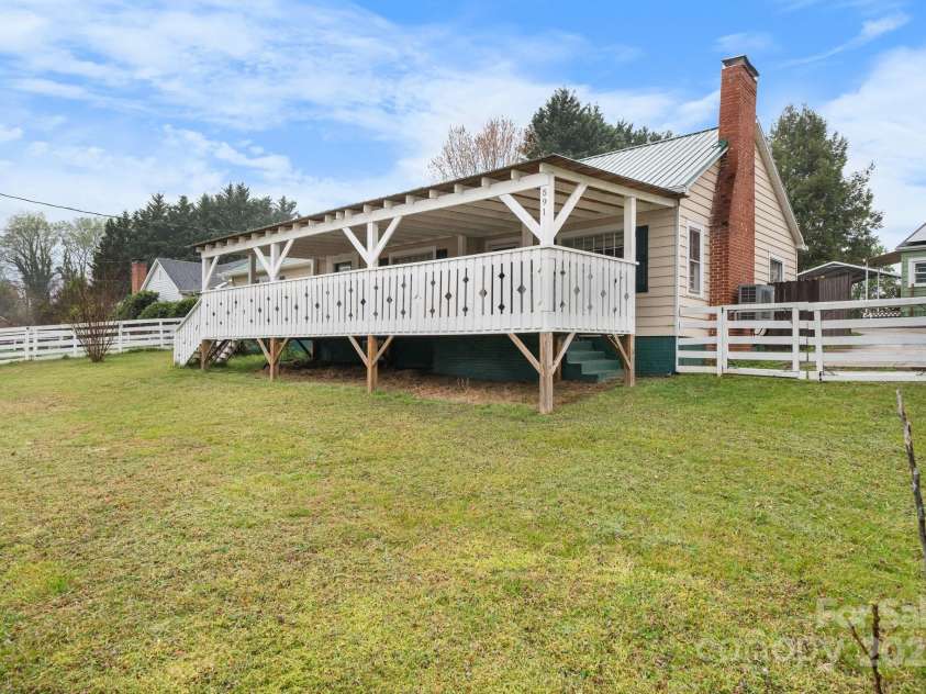 591 Oak Street, Marion, NC 28752.  MLS# CAR4253110, YatesRealty ID 18506. 