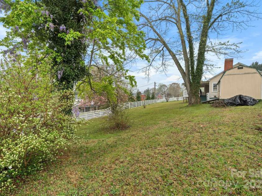 591 Oak Street, Marion, NC 28752.  MLS# CAR4253110, YatesRealty ID 18506. Expansive Fenced in Yard.