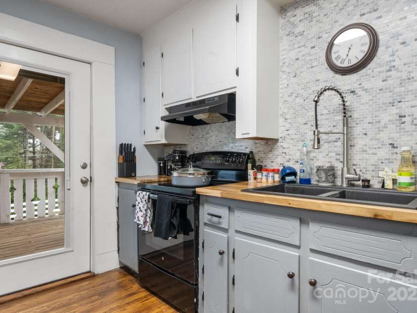 591 Oak Street, Marion, NC 28752.  MLS# CAR4253110, YatesRealty ID 18506. Kitchen View 2.