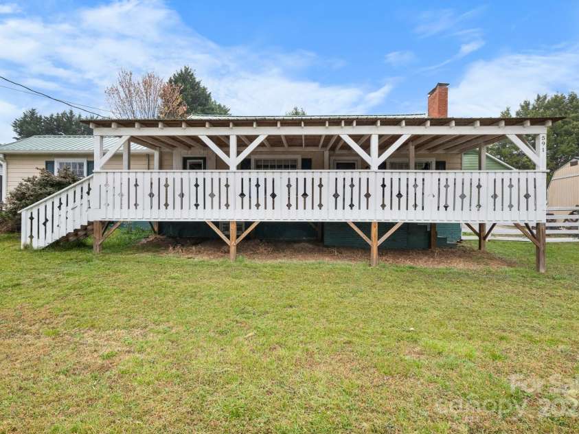 591 Oak Street, Marion, NC 28752.  MLS# CAR4253110, YatesRealty ID 18506. Large Covered Front Porch.