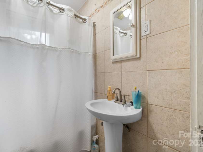 591 Oak Street, Marion, NC 28752.  MLS# CAR4253110, YatesRealty ID 18506. Main Bath.