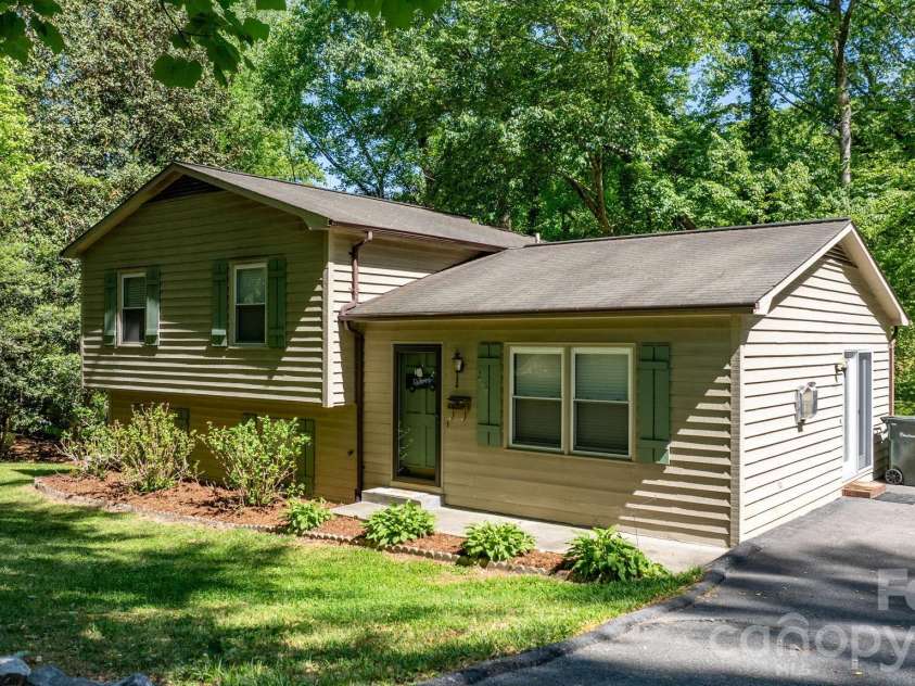 216 Davis Drive, Morganton, NC 28655.  MLS# CAR4373031, YatesRealty ID 18507. 