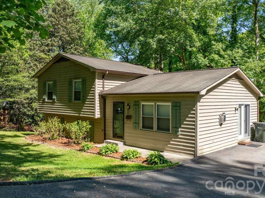 216 Davis Drive, Morganton, NC 28655.  MLS# CAR4373031, YatesRealty ID 18507. 
