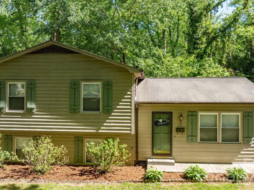 216 Davis Drive, Morganton, NC 28655.  MLS# CAR4373031, YatesRealty ID 18507. 