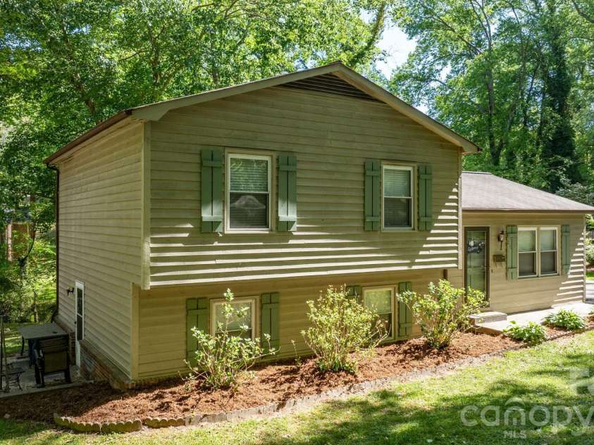 216 Davis Drive, Morganton, NC 28655.  MLS# CAR4373031, YatesRealty ID 18507. 