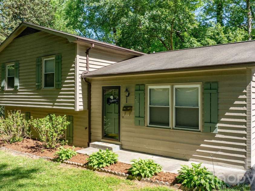 216 Davis Drive, Morganton, NC 28655.  MLS# CAR4373031, YatesRealty ID 18507. 