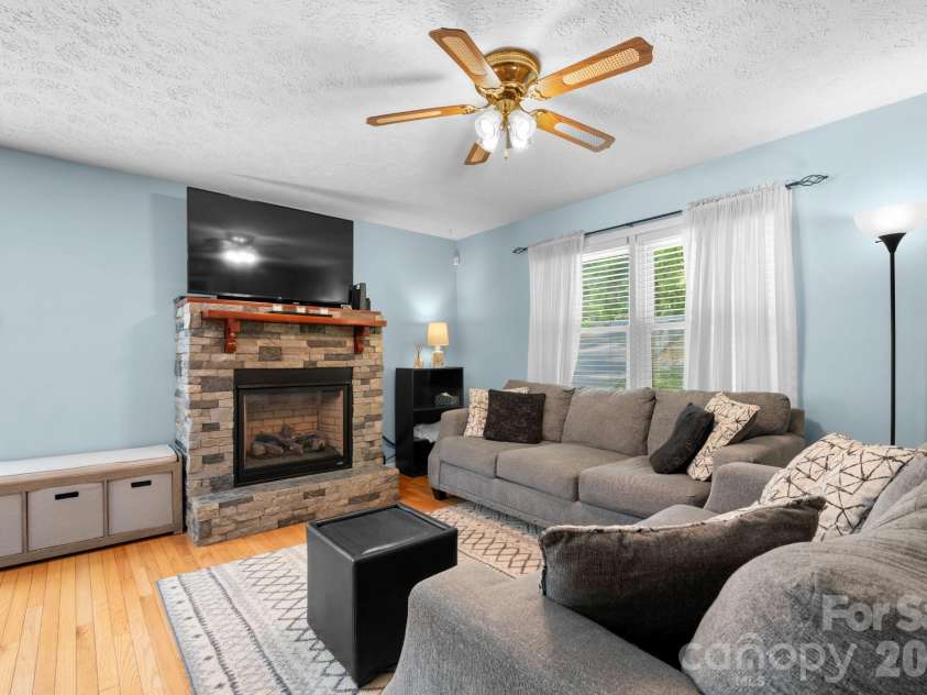 216 Davis Drive, Morganton, NC 28655.  MLS# CAR4373031, YatesRealty ID 18507. 