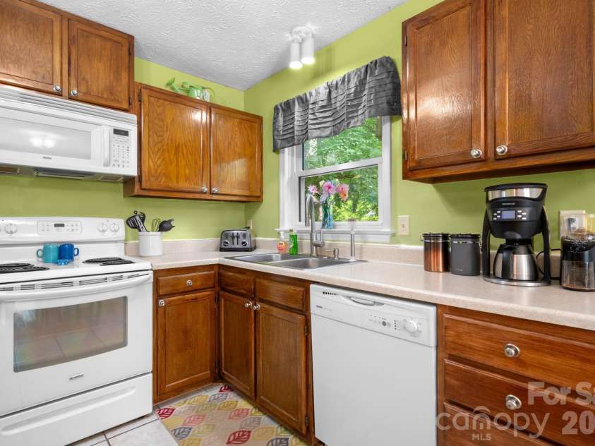 216 Davis Drive, Morganton, NC 28655.  MLS# CAR4373031, YatesRealty ID 18507. 