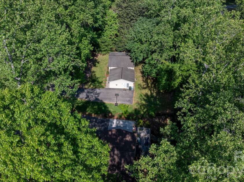 216 Davis Drive, Morganton, NC 28655.  MLS# CAR4373031, YatesRealty ID 18507. 