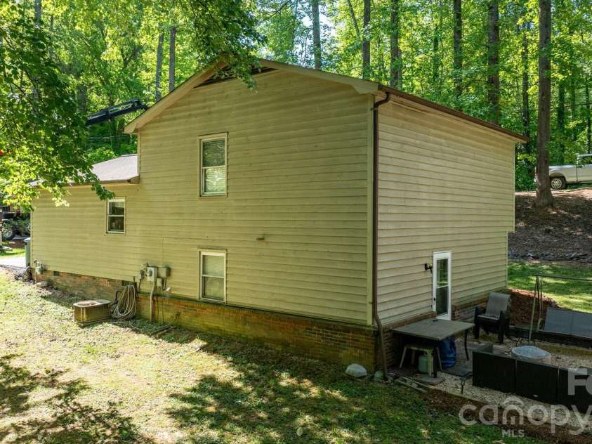 216 Davis Drive, Morganton, NC 28655.  MLS# CAR4373031, YatesRealty ID 18507. 