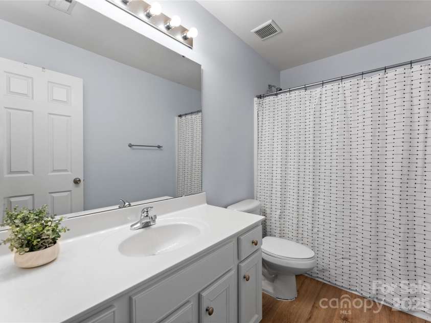 2259 Crosscut Drive, Charlotte, NC 28214.  MLS# CAR4234585, YatesRealty ID 18508. Upstairs Full Bathroom