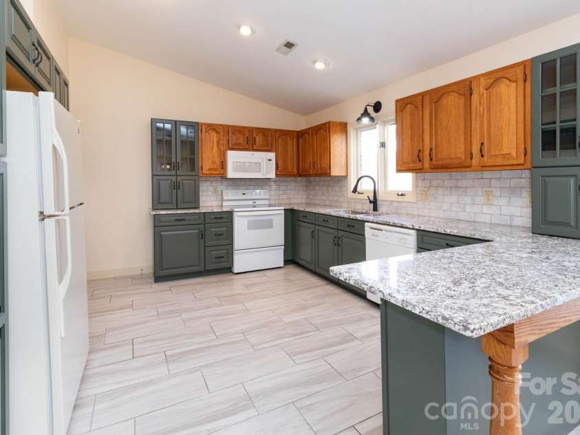 84 Joe jenkins Road, Fairview, NC 28730.  MLS# CAR4320581, YatesRealty ID 18509. Kitchen