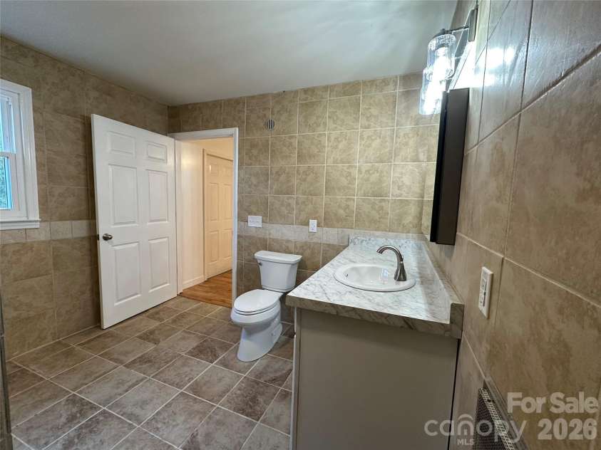 208 Murdock Road, Bakersville, NC 28705.  MLS# CAR4315892, YatesRealty ID 18510. 2nd Master Bath