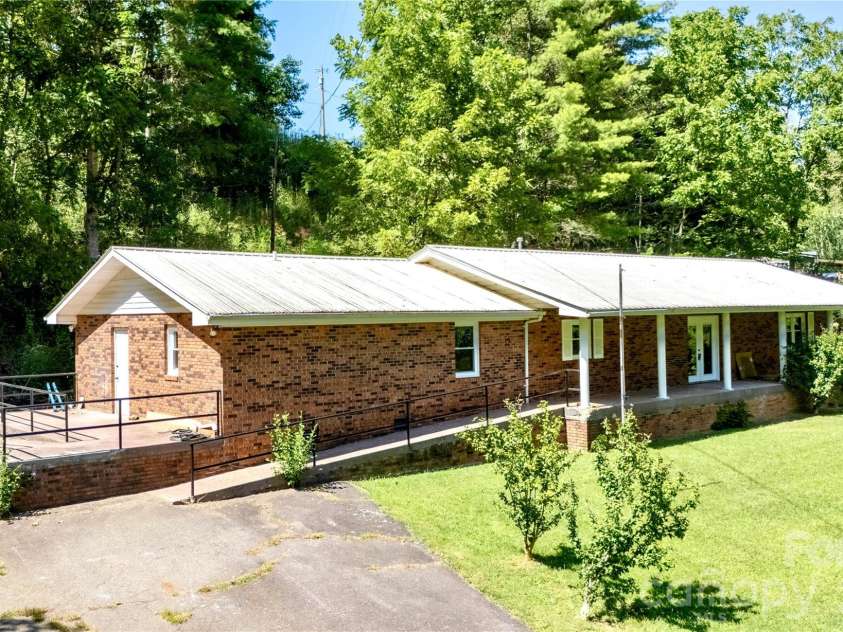 208 Murdock Road, Bakersville, NC 28705.  MLS# CAR4315892, YatesRealty ID 18510. 