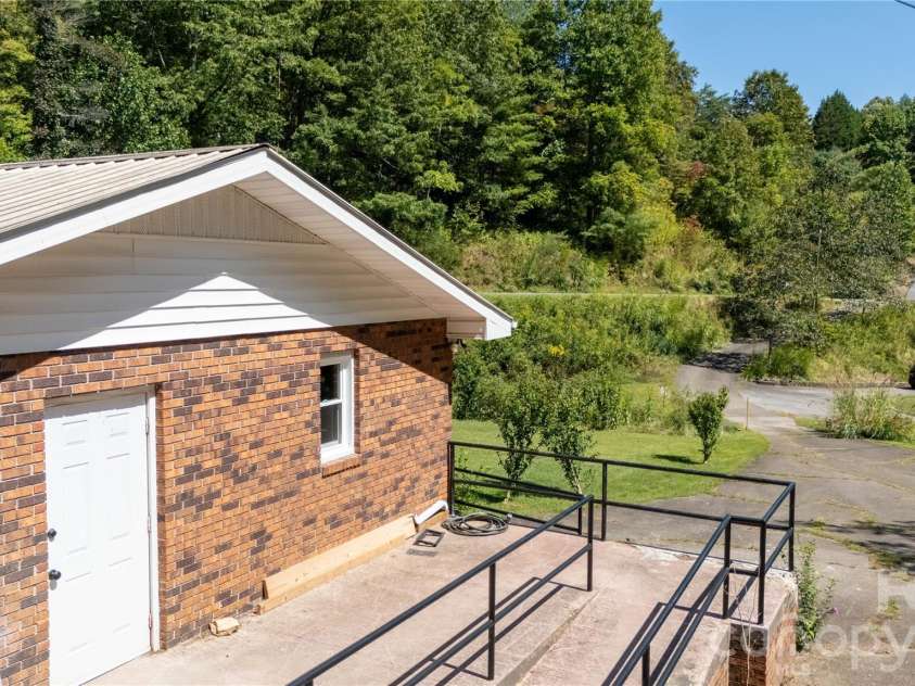 208 Murdock Road, Bakersville, NC 28705.  MLS# CAR4315892, YatesRealty ID 18510. 