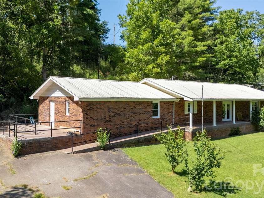 208 Murdock Road, Bakersville, NC 28705.  MLS# CAR4315892, YatesRealty ID 18510. 