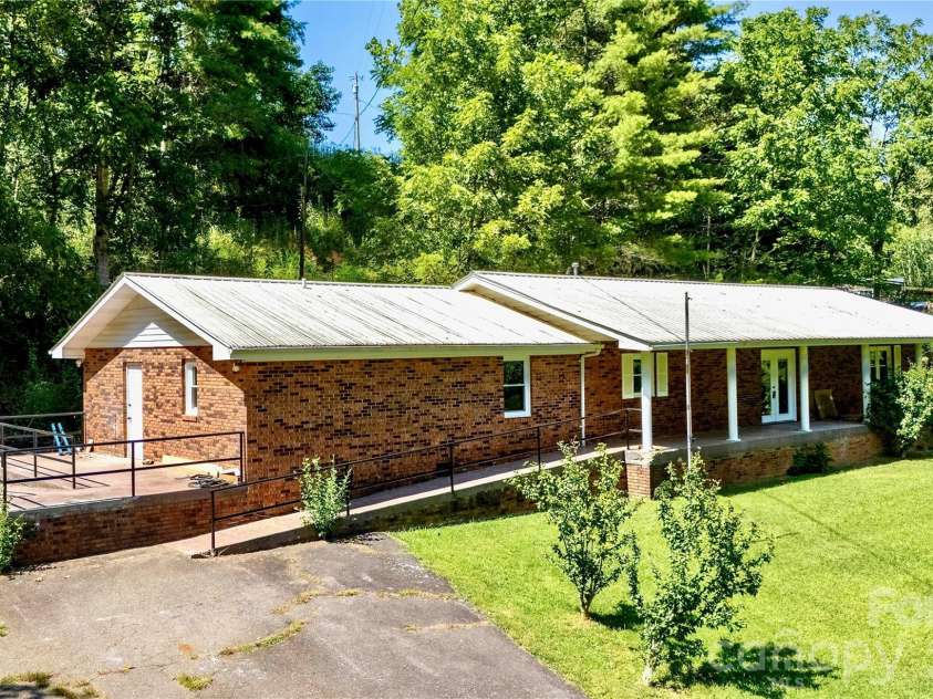 208 Murdock Road, Bakersville, NC 28705.  MLS# CAR4315892, YatesRealty ID 18510. 
