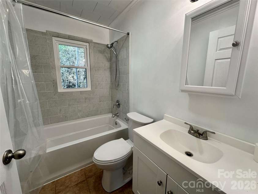 208 Murdock Road, Bakersville, NC 28705.  MLS# CAR4315892, YatesRealty ID 18510. Bath 2