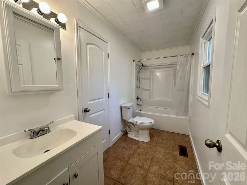 208 Murdock Road, Bakersville, NC 28705.  MLS# CAR4315892, YatesRealty ID 18510. Guest Bath 1