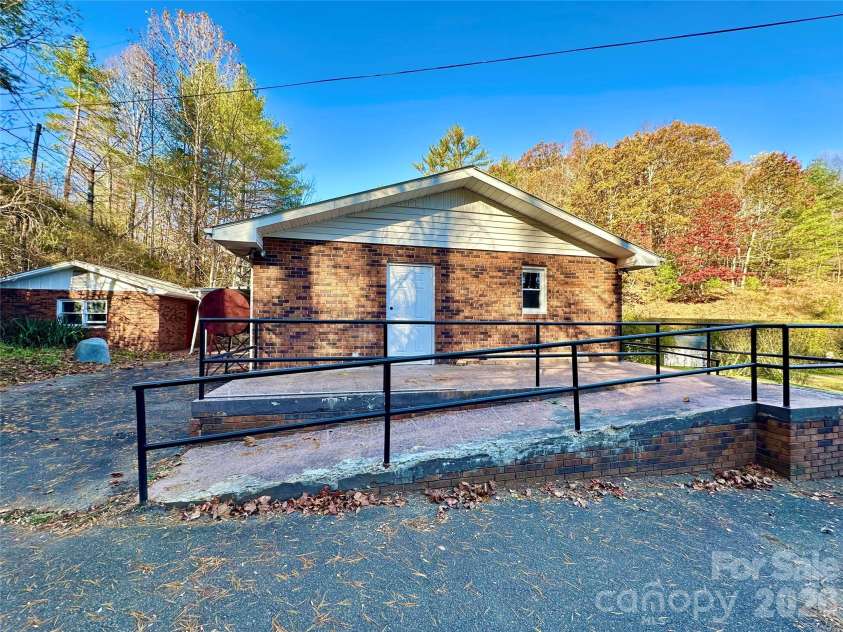 208 Murdock Road, Bakersville, NC 28705.  MLS# CAR4315892, YatesRealty ID 18510. Handicap access to front and side of home